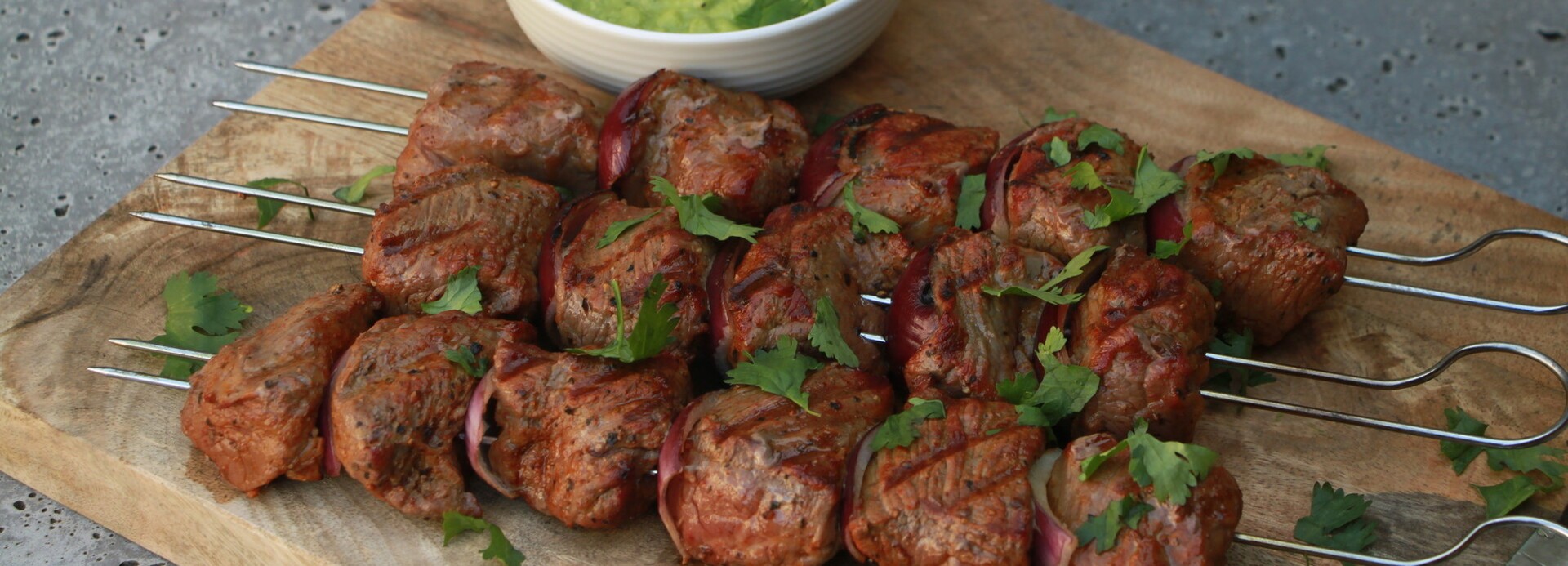 Biefstuk spiesen met avocado salsa (BBQ Junkie)