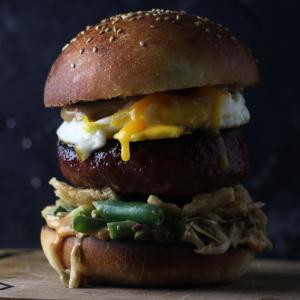 Bumbu Bali Burgers met gado gado en gebakken ei