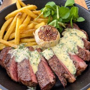 Steak frites with Béarnaise sauce