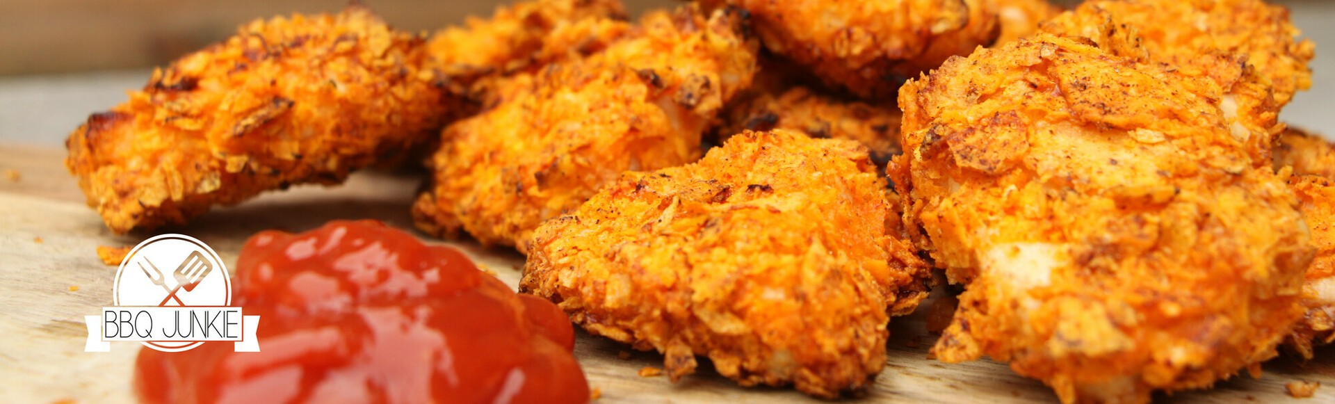 Homemade kipnuggets in Dorito jasje  van de BBQ