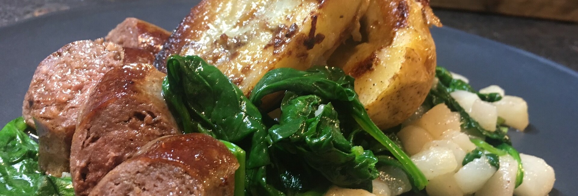 Livar braadworst met spinazie-peersalade en pofaardappel